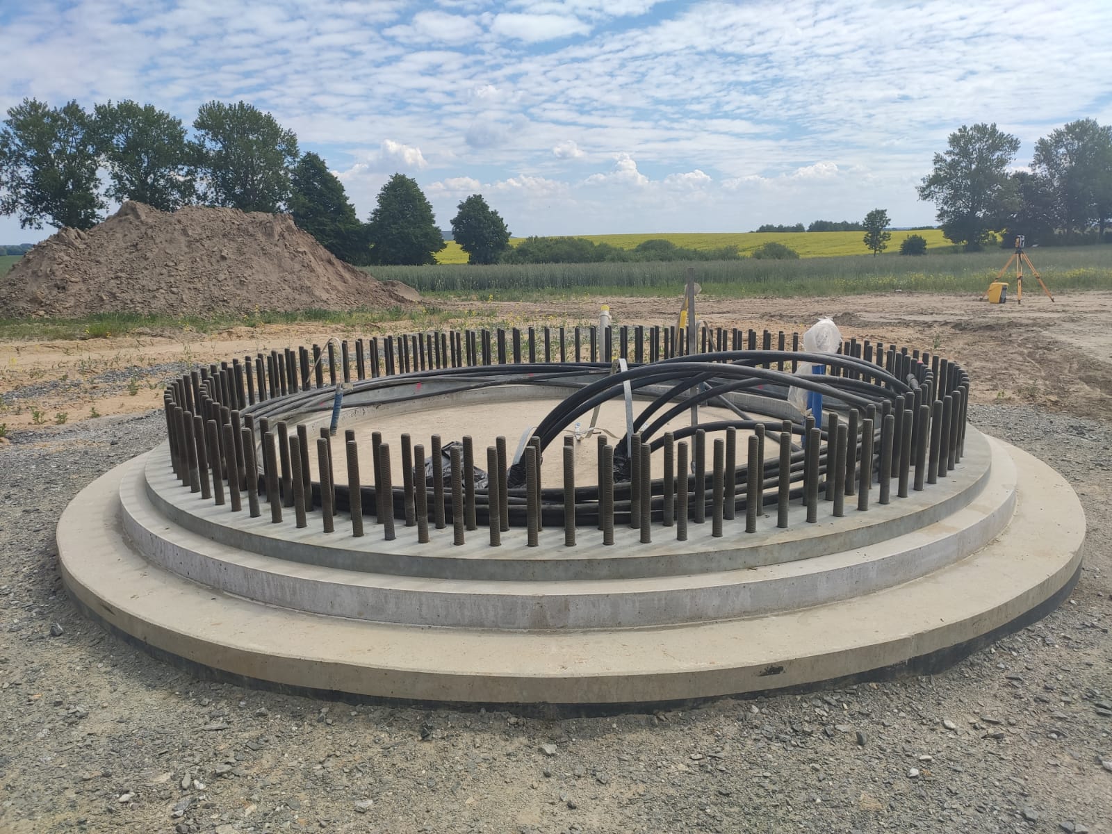 Fundament turbiny wiatrowej z wyprowadzeniem kabli